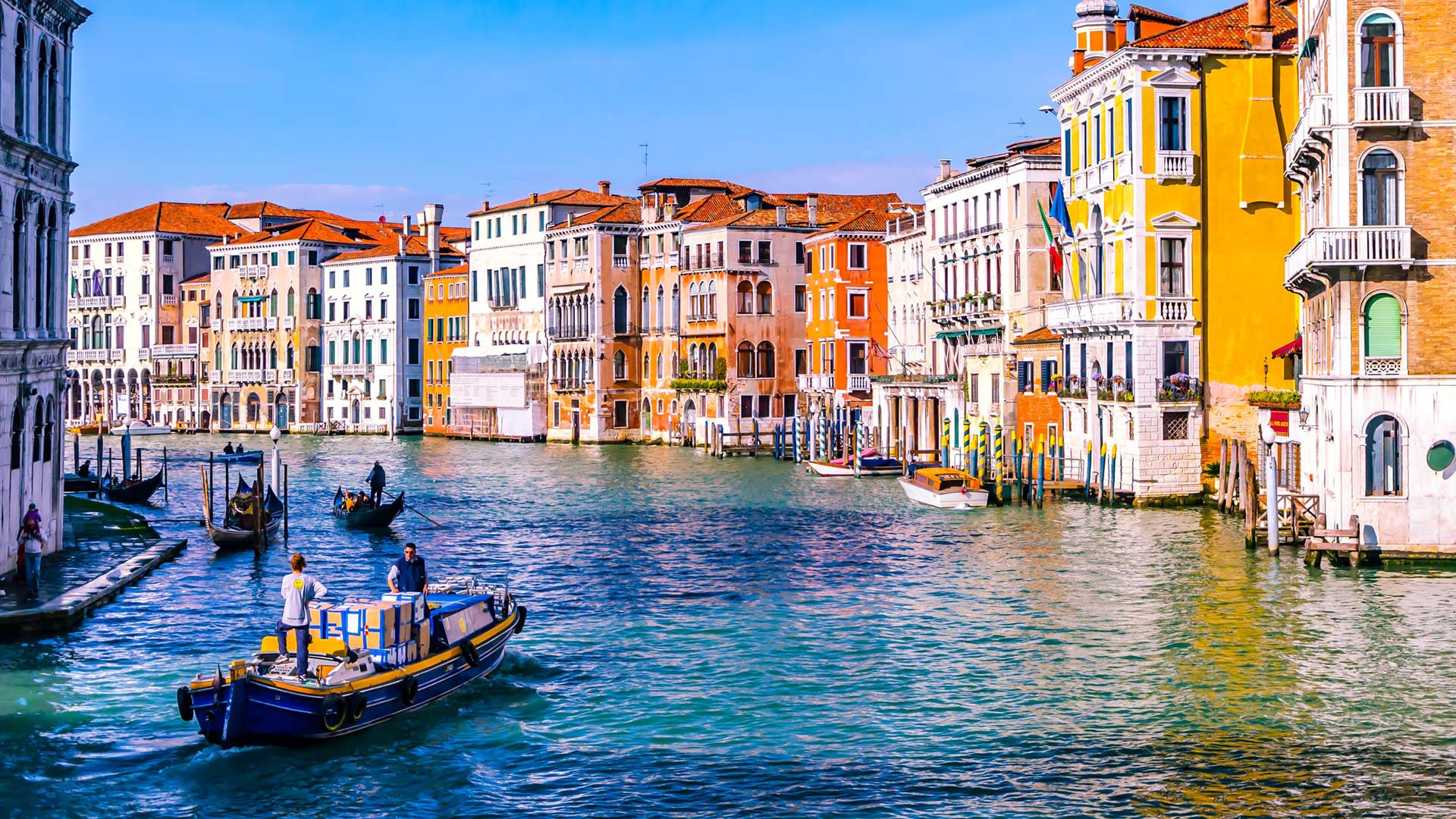 Einer der Top Gründe für eine Städtereise: Venedig. schöne gelbe altertümliche Häuser am Wasser.