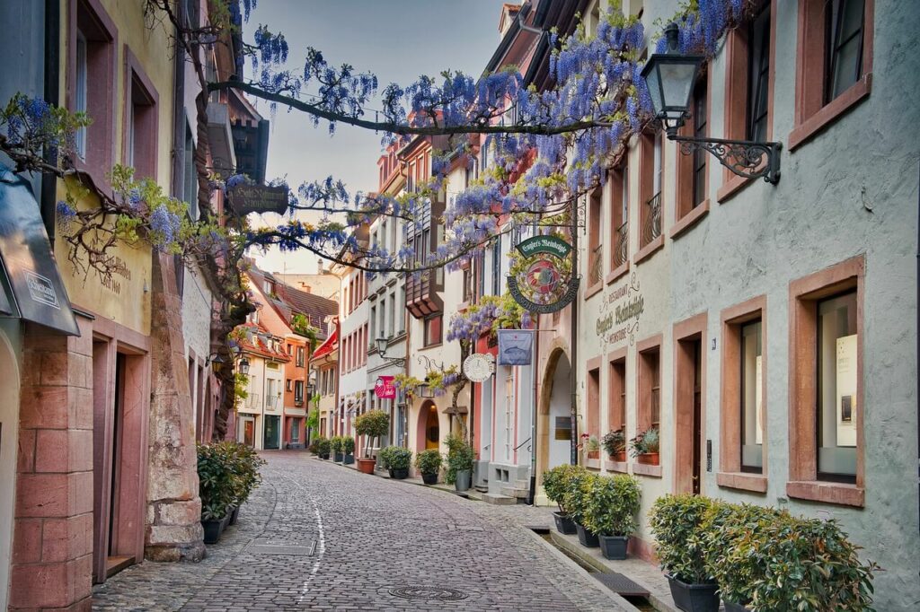 Schöne Gasse der Altstadt in Freiburg. Platz 8 der Top 10 Städte in Deutschland.