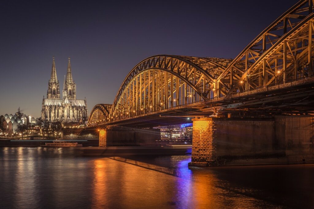 Kölner Dom und Brücke in Köln. Platz 4 der Top 10 Städte in Deutschland.
