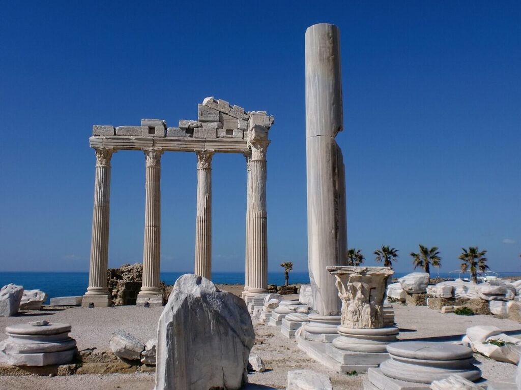 Alte Säulen eines Tempels in der Türkei