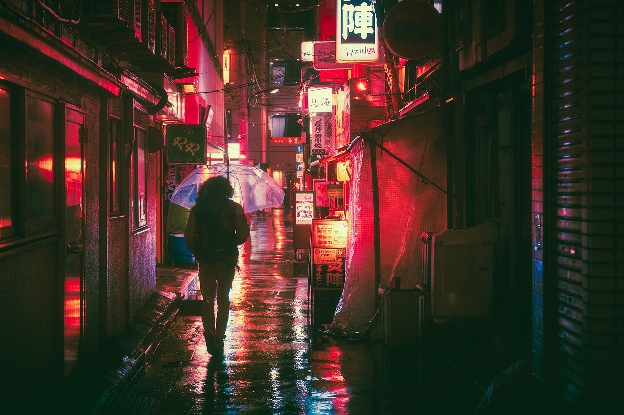 eines Top 10 Ziele fuer Staedtereisen. Beleuchtete Straße in Tokio