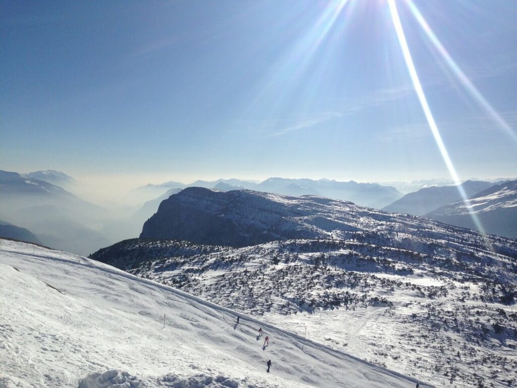 wunderschönes Skigebiet bei Sonne in Österreich