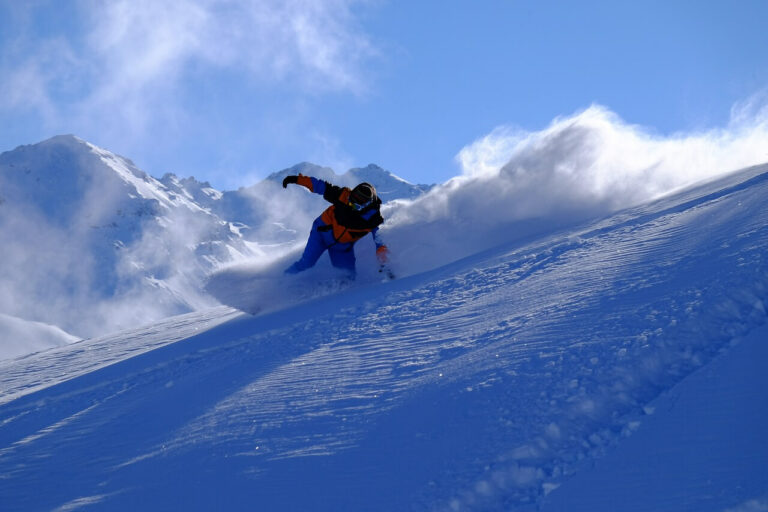 Ein Snowboarder auf einem der schönsten Skigebiete Österreichs