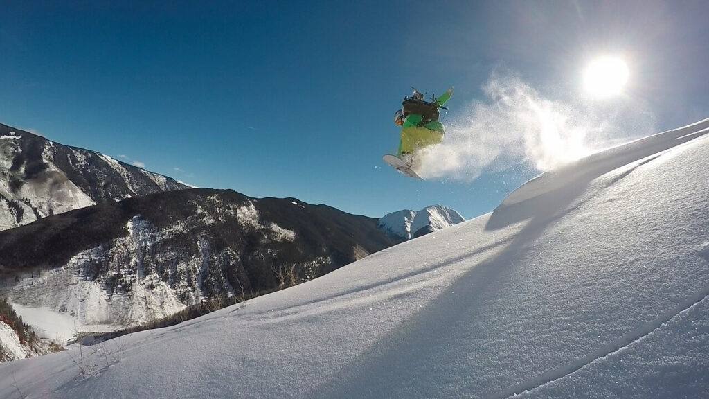 Snowboarder auf anspruchsvoller Piste in einem der schönsten Skigebiete Österreichs